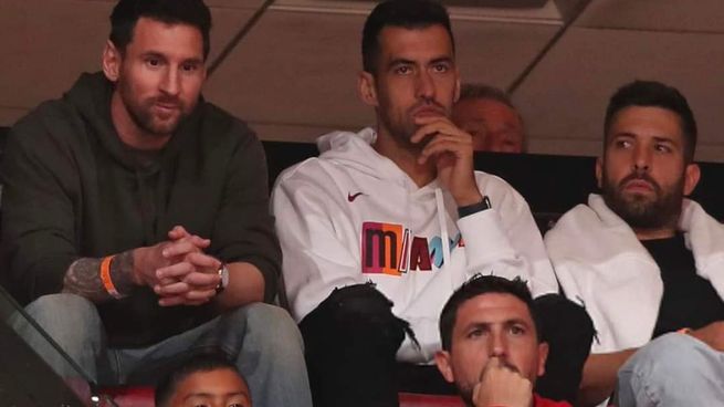 Lionel Messi con sus inseparables compañeros de Inter Miami, presenciando el partido de los Heat.