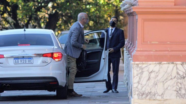 Gollan, ministro de salud bonaerense, arriba a la reunión 