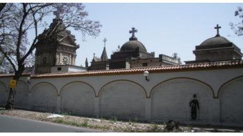 Insólito: un joven cayó a una tumba abierta y murió