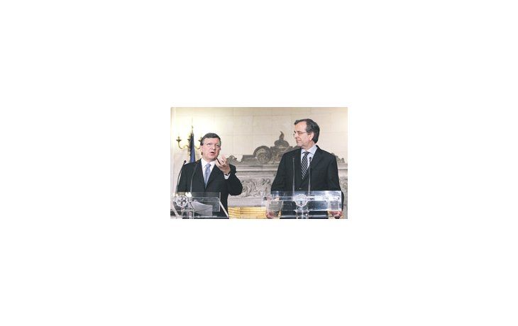 Ayer el ministro griego Antonis Samaras enfrentó a la prensa junto con otro portugués, José Manuel Durao Barroso, titular de la Comisión Europea.
