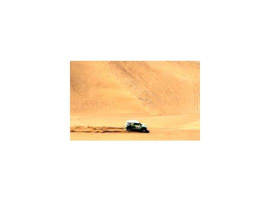 Solo en la punta. Nada parece detener a Peterhansel en el camino a su décimo Dakar.