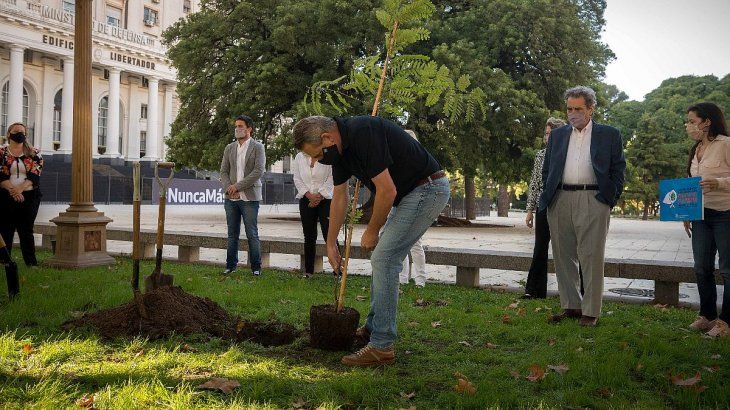 El ministro de Defensa, Agustín Rossi, se sumó a la campaña