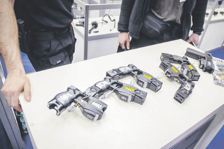 funcionamiento-las-taser-son-un-dispositivo-electrochoque-que-al-aplicarse-el-cuerpo-incapacita-los-