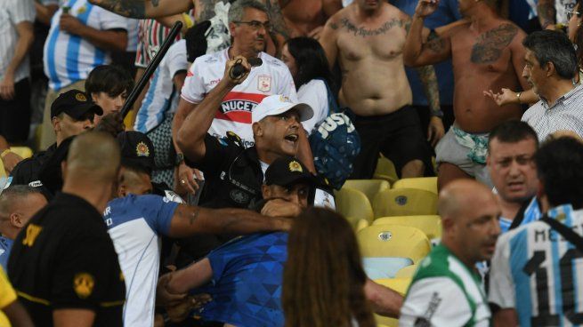 Una mujer argentina fue detenida por insultos racistas en pleno partido