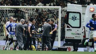Atlético Mineiro sufrió dos bajas previo a la final de la Copa Sudamericana frente a Boca. En este caso, el que se retira en camilla es Vitao.