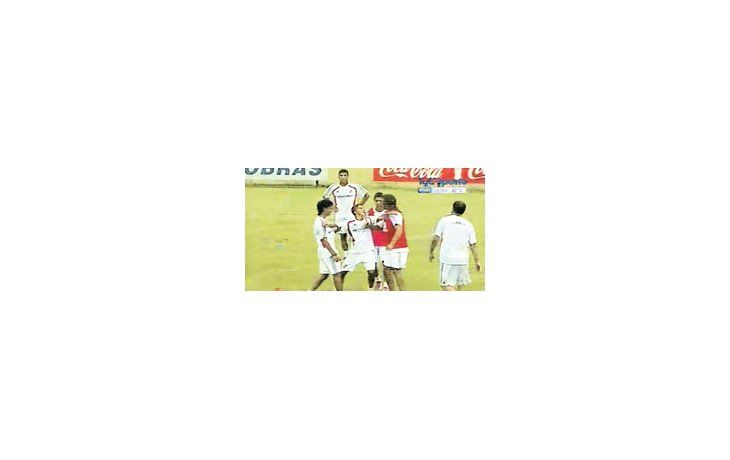 En un rapto de calentura, Almeyda tomó del cuello a Mauro Díaz. «Yo no soy ningún asesino», dijo después el «Pelado», quien pidió disculpas. «Con Maurito tengo la mejor», pacificó.