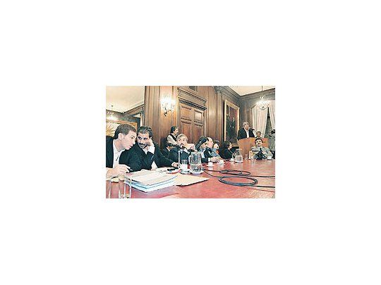 Hugo Moyano,ayer, al defenderlos nuevoscontratos delservicio derecolección deresiduos en laLegislaturaporteña. Lareunión laencabezaron loslegisladoresmacristas DiegoSantilli, CristianRitondo y AlvaroGonzález (deizq. a der.).