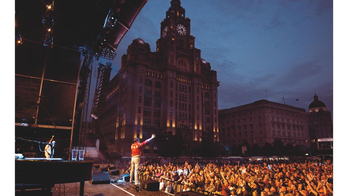 The boom of tribute shows: “God Save The Queen” arrives