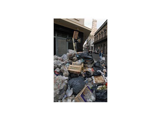 La Ciudad amaneció desbordada de basura en sus esquina por un paro de los trabajadores que procesan los residuos en la Provincia.