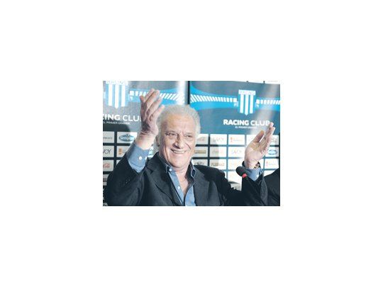 Alfio Basile saluda con su mejor sonrisa. A los 68 años volvió a su primer amor y quiere salir campeón con Racing.