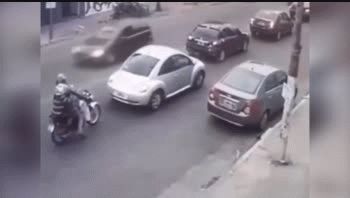 Atropelló y arrastró a un agente de tránsito y se investiga si conducía un auto robado