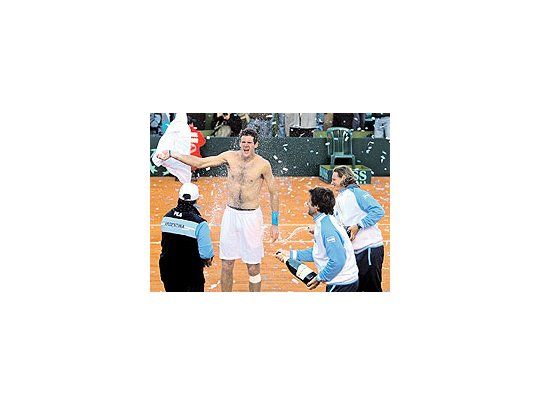 Nalbandian, Calleri y Mancini bañan en champán a Del Potro, que acaba de vencer a Andreev y darle el punto decisivo a la Argentina para llegar a la final.