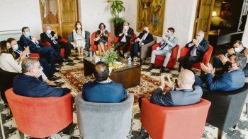 Agenda. Los gobernadores del NOA y NEA, durante la cuarta cita de la región el viernes en Catamarca.