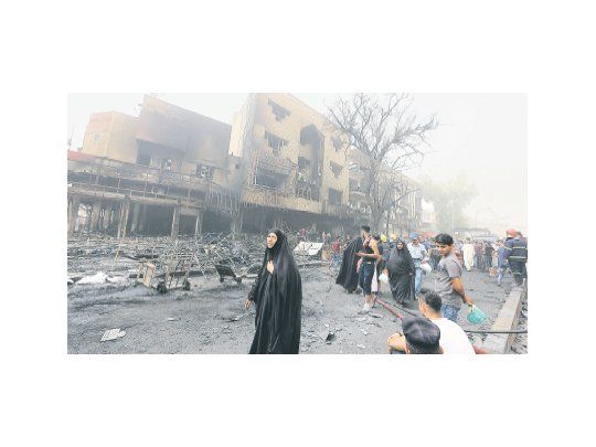 IMAGEN REPETIDA. Escombros, muerte y dolor. Ése es el saldo de cada atentado del Estado Islámico. Ayer le tocó el turno a la comunidad chiita de Bagdad, que sufrió el peor golpe del año en Irak. Foto: AFP.