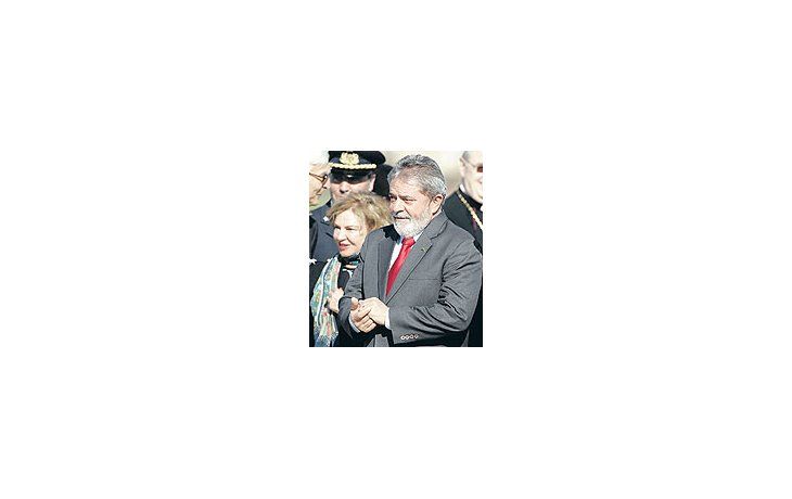 Lula da Silva llegó ayer a Italia, donde tratará temas tan trascendentescomo la crisis financiera global. Sin embargo,podrá distraer su atención sobre un tema doméstico que lopreocupa: las divisiones en su gabinete acerca de la convenienciade dar por tierra con la Ley de Amnistía impuesta porel último régimen militar.