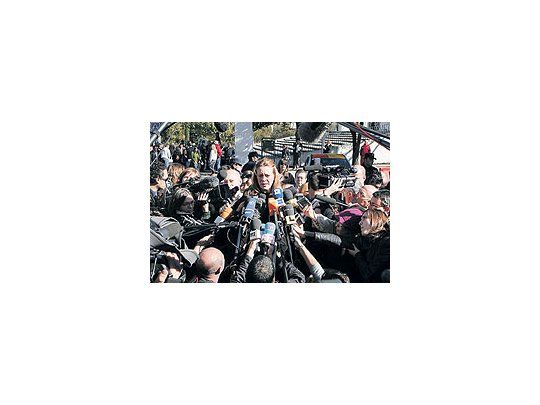 Pilar Manjón, presidenta de la Asociación 11-M, frente a los micrófonos. Los familiares delas víctimas prometieron seguir litigando para obtener más y más duras condenas.