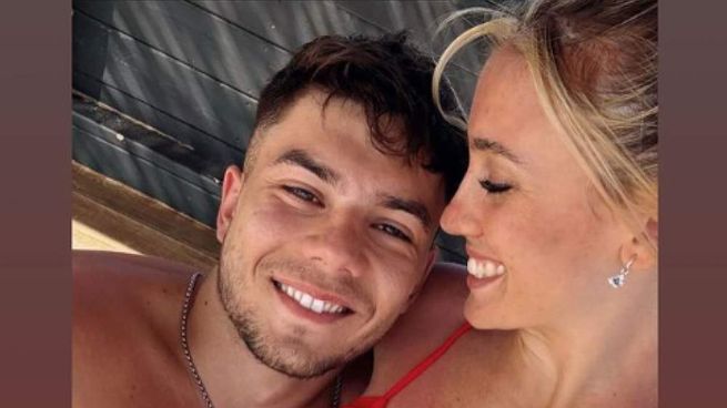 Lucas Blondel con la periodista Morena Beltránsubieron en&nbsp; las redes esta foto en el verano cuando confirmaron su romance.