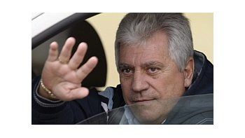 Crespi aseguró que los rumores que vinculas a Riquelme con Racing no son más que una operación política.