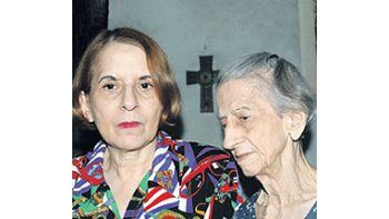 La médica Hilda Molina, junto a su madre en Cuba. Su reclamo para salir de la isla provocó una crisis diplomática con la Argentina en 2004.