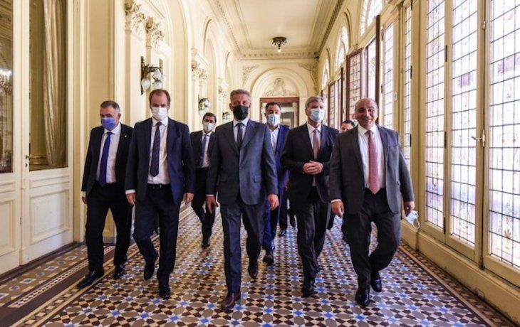 Gobernadores se reunieron con Juan Manzur antes de ir al Congreso para el debate por el acuerdo con el FMI.