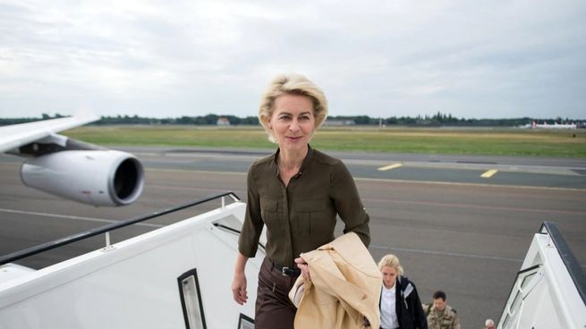 La presidenta de la Comisión Europea, Ursula von der Leyen subiendo a su avión.&nbsp;