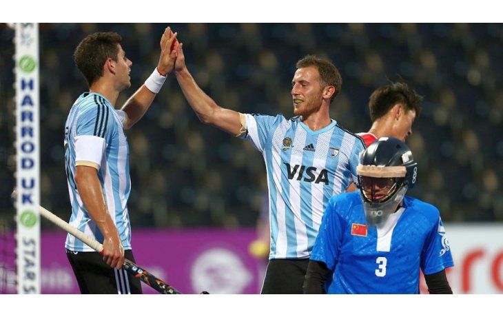 Cinco más cinco es diez. Vila y Menini se saludan luego de uno de los goles de Los Leones ante China. (Foto gentileza Villarpress).