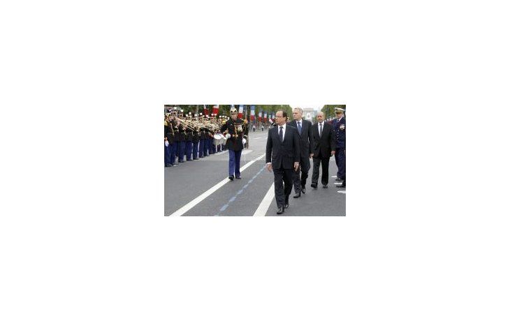 Hollande  alentó a la industria a repensar los planes de despidos.