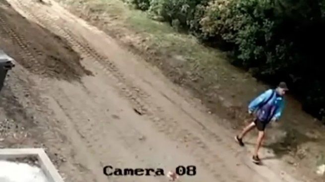 Las imágenes, difundidas por la&nbsp;Secretaría de Seguridad&nbsp;local, muestran a un joven vestido con campera deportiva, mochila y gorra.