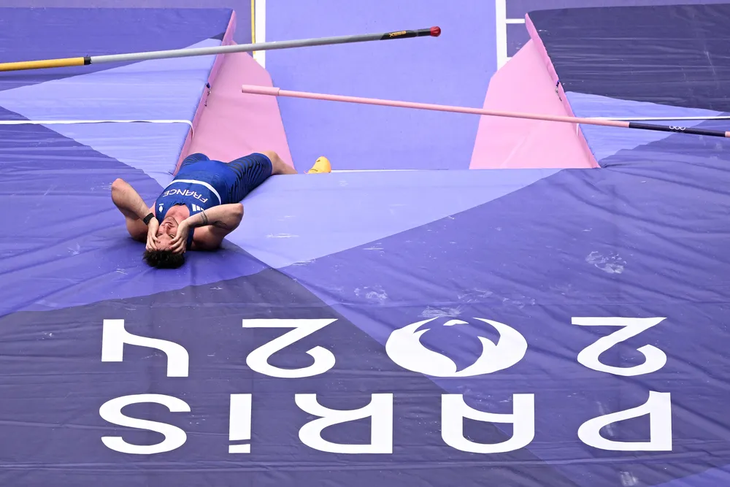 The French athlete laments the accident. Photo: El Observador. The French athlete laments the accident. Photo: El Observador.