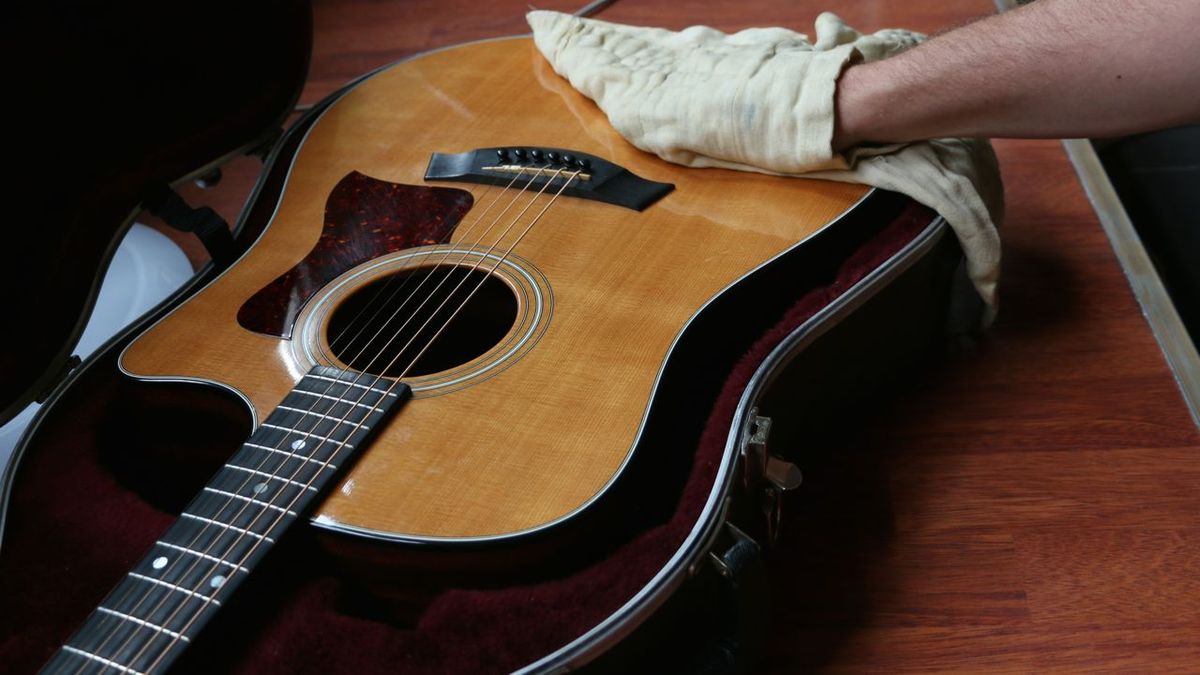 The musicians’ trick to clean the guitar