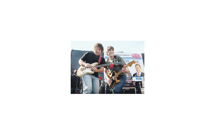 ámbito.com | El sábado pasado al mediodía, Amado Boudou tocó la guitarra con La Mancha de Rolando en Morón, durante el lanzamiento de un candidato K.