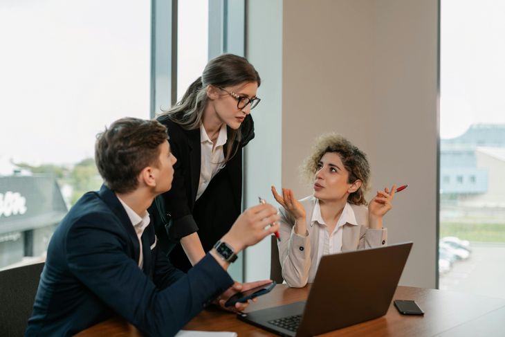 La volatilidad regulatoria y el aumento de los costos de compliance obligan a muchas compañías a reformular procesos internos y estructuras operativas La volatilidad regulatoria y el aumento de los costos de compliance obligan a muchas compañías a reformular procesos internos y estructuras operativas