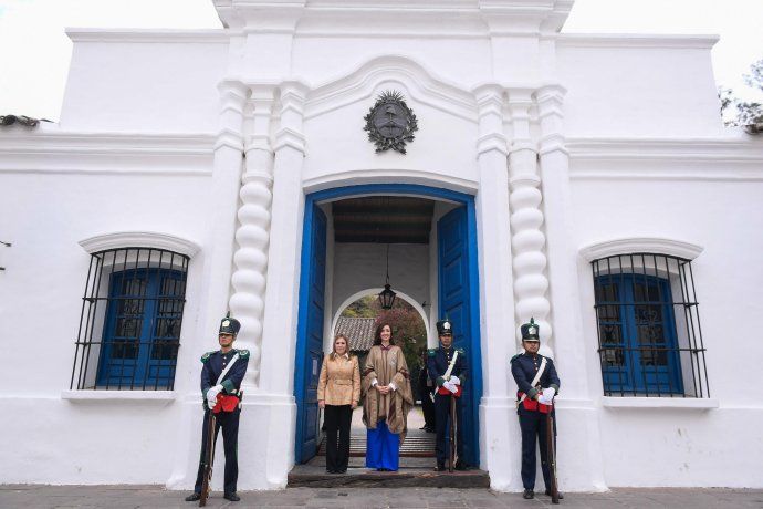Villarruel visitó la Casa Histórica, a diferencia de Milei que alegó problemas de niebla para no asistir a la vigilia.