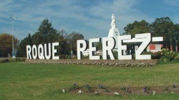 Ubicada a 135 km de Buenos Aires, la localidad de Roque Pérez se encuentra en una zona agropecuaria rica y fértil que se destaca por su actividad vacuna, aviar y porcina.