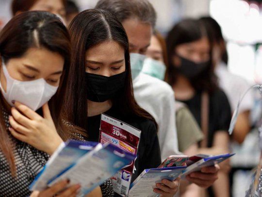 Actualmente, unos 56 millones de ciudadanos están virtualmente retenidos en sus domicilios y en el resto del mundo se han confirmado más de 300 casos de contagio en unos 30 países y territorios, dos de ellos mortales en Hong Kong y Filipinas.