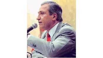 ámbito.com | No puede eximirse a los partidos políticos con lista única de la obligatoriedad de internas abiertas si no se evita que sus afiliados participen en la votación interna de otros partidos, asegura el gobernador Juan Carlos Romero.
