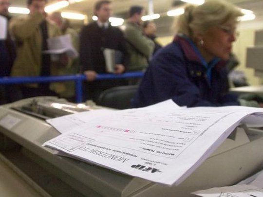 Fuentes oficiales le adelantaron a&nbsp;Ámbito&nbsp;que el Gobierno estudia&nbsp;“la postergación del pago de algunos impuestos”&nbsp;y se contemplaría particularmente la situación de los&nbsp;monotributistas.