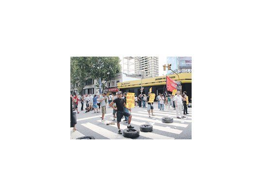 Vecinos de la avenida Paseo Colón, en San Telmo, que se encuentran afectados por una intimación de desalojo anticiparon que manifestarán la semana próxima en el momento en que Mauricio Macri inaugure las sesiones ordinarias de la Legislatura porteña.