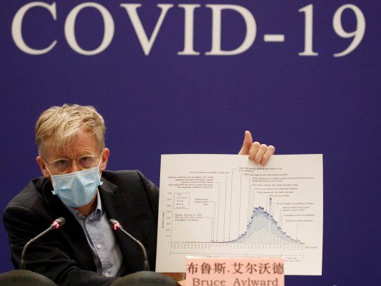 Un funcionario de la Organizaci&oacute;n Mundial de la Salud (OMS) explica la evoluci&oacute;n del coronavirus durante una visita a China.