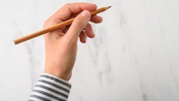 Persona escribiendo con la mano izquierda