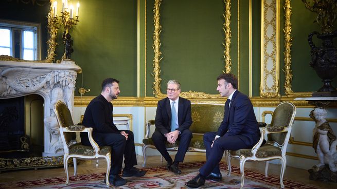 Volodimir Zelenski junto a Lancaster House y Emmanuel Macron.