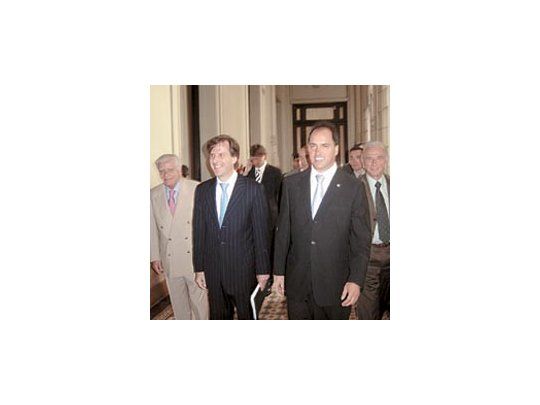 El titular del Senado, Daniel Scioli, recibió al presidente del Banco Central, Martín Redrado, que ayer concurrió a la Cámara alta.