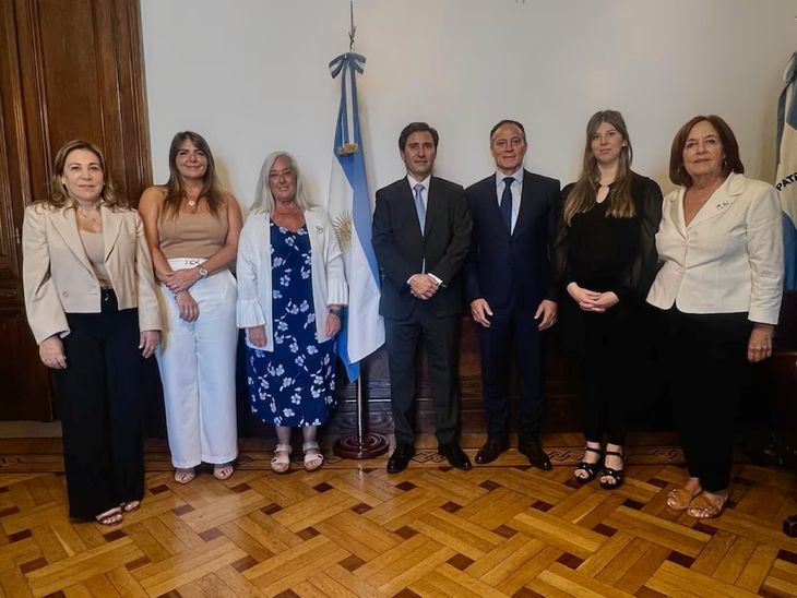 Impulso País, el nuevo bloque del Senado que conforman el PRO y Provincias Unidas junto a independientes. Impulso País, el nuevo bloque del Senado que conforman el PRO y Provincias Unidas junto a independientes.