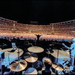 La banda se presentó ante un estadio repleto. La banda se presentó ante un estadio repleto.
