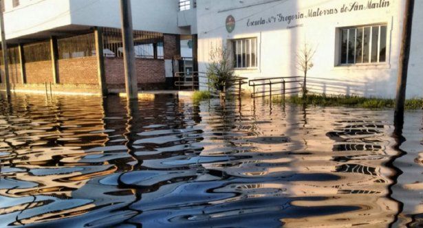 Inundaciones alertan que sólo se puede entrar por agua a Villa Paranacito