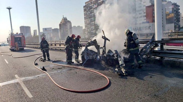 Restos del auto que se incendió y luego explotó en Gral. Paz altura Avenida Cabildo.
