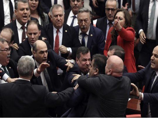 A los golpes en el Parlamento de Turquía.