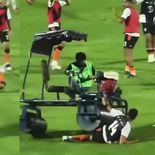 Un futbolista fue atropellado por un rodillo durante el entretiempo de un partido en Tailandia.