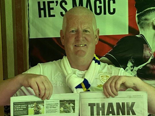 Gary Sleat muestra los diarios con la solicitada que ellos mismos, los hinchas de Leeds, le dedicaron a Marcelo Bielsa.