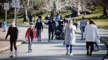 Circulación. Ayer durante el Día del Padre hubo movimiento en las calles de la Ciudad y en el conurbano pese a la suba de contagios.